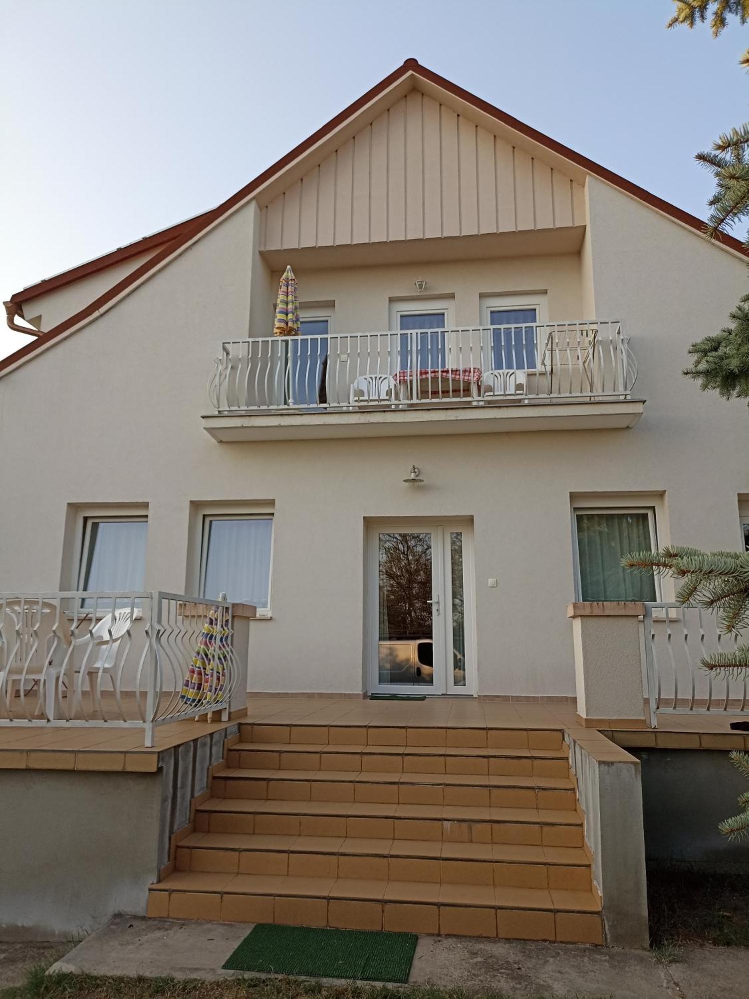 Bor Apartmanhaz Дьєнешдіаш Екстер'єр фото