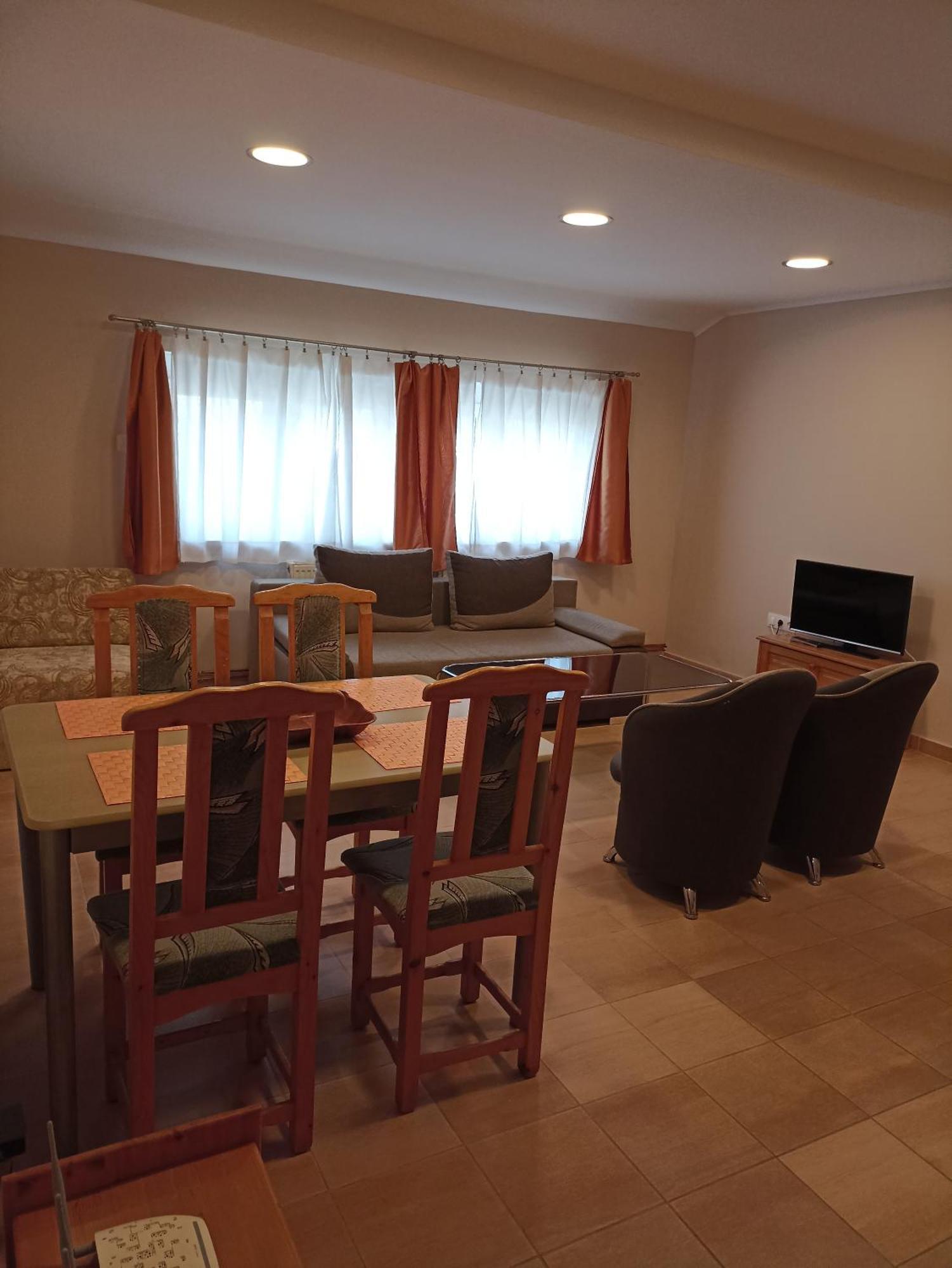 Bor Apartmanhaz Дьєнешдіаш Екстер'єр фото